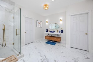 Secadora de cabello, toallas, jabón, papel de baño