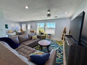TV - The Stillwater - Pool, Riverfront & Viewing Dock - Close to Speedway & Downtown! (Daytona Beach)