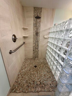 Shower, hair dryer, towels, soap - The Stillwater - Pool, Riverfront & Viewing Dock - Close to Speedway & Downtown! (Daytona Beach)