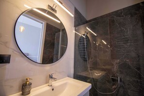 Deluxe Apartment, 5 Bedrooms, Patio | Bathroom - Aerides LUX (Athens)