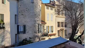 A row of buildings with a flat roof and a stone wall.