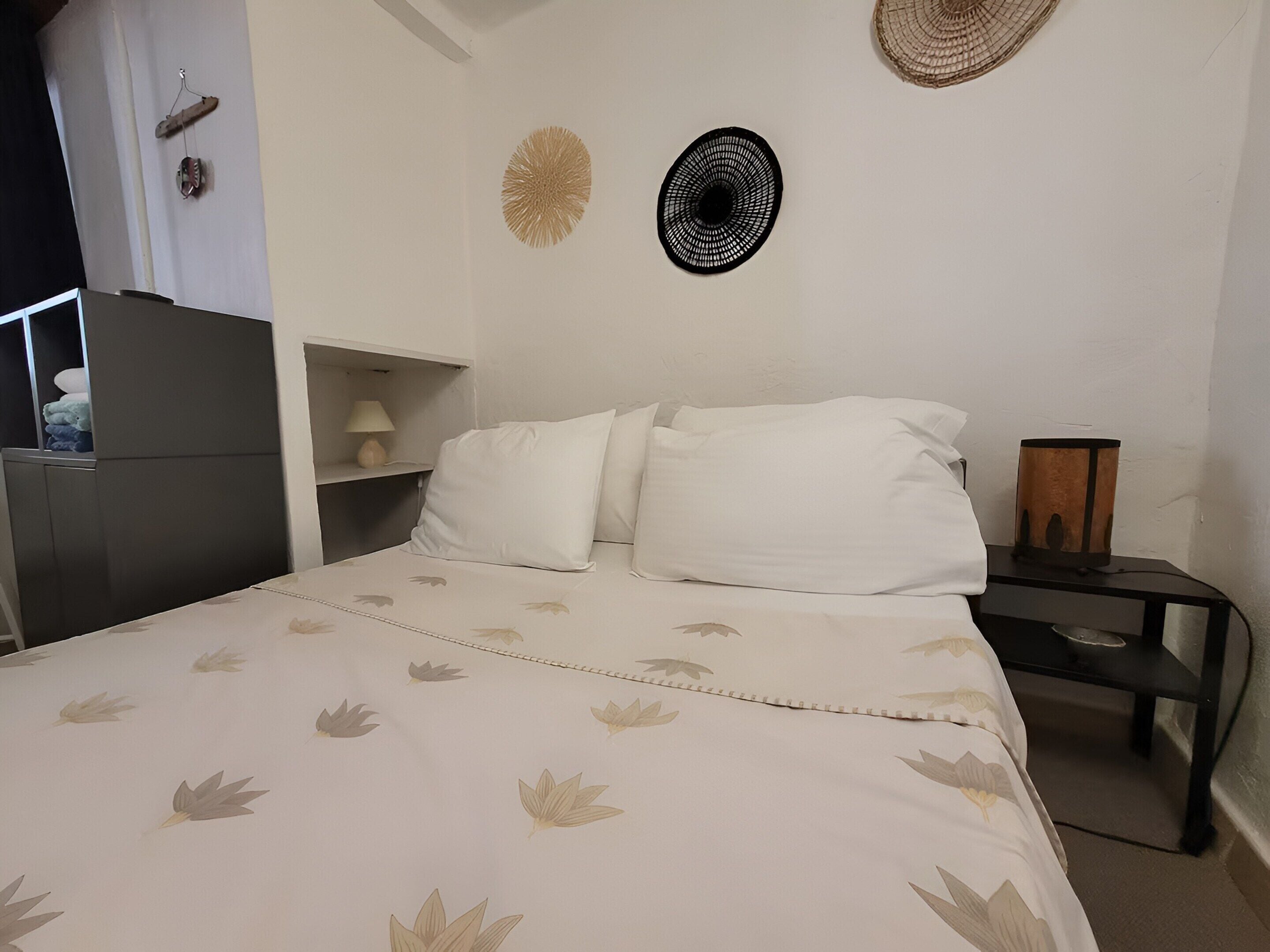 House | 1 bedroom, laptop workspace, iron/ironing board, bed sheets