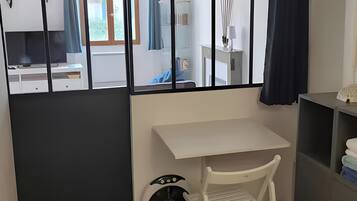 House | 1 bedroom, laptop workspace, iron/ironing board, bed sheets