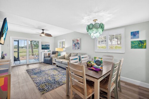 5 Miles from Fort Myers Beach, 2/2 Condo Sleeps up to 6