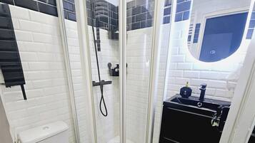 Een douche, een haardroger, handdoeken, zeep