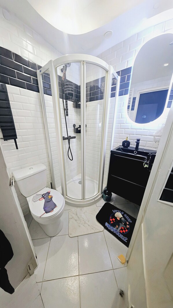 Doccia, asciugacapelli, asciugamani, sapone