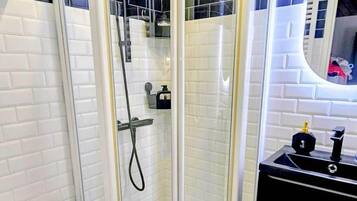 Douche, sèche-cheveux, serviettes fournies, savon