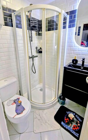 Shower, hair dryer, towels, soap - The Ratatouille family room, 5 minutes from Disneyland Paris! (Isles-lès-Villenoy)
