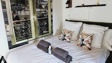 Een strijkplank/strijkijzer, wifi, beddengoed