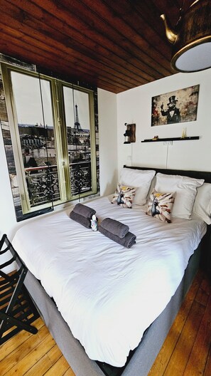 Een strijkplank/strijkijzer, wifi, beddengoed