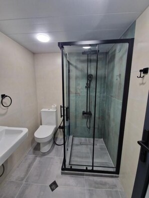 Tente, balcon, vue montagne | Salle de bain | Douche, articles de toilette gratuits, sèche-cheveux