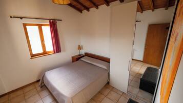 3 Schlafzimmer, Schreibtisch, Bügeleisen/Bügelbrett, Reisekinderbett