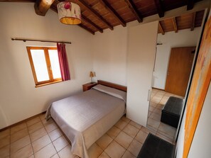 3 habitaciones, escritorio y tabla de planchar con plancha 