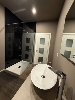 Shower, hair dryer, bidet, towels - LEONARDO DA VINCI VILLA - CHIANTI - TUSCANY (Toscana)