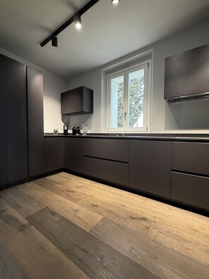 Kylskåp, ugn, diskmaskin och kaffe- och tebryggare