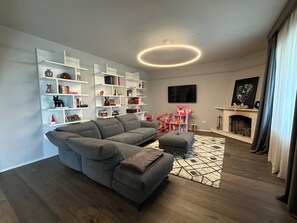 Smart TV, fireplace, books, stereo - LEONARDO DA VINCI VILLA - CHIANTI - TUSCANY (Toscana)