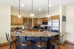 Fridge, microwave, oven, stovetop - Park City Après Escape | Hot Tub & Fireplace (Park City)