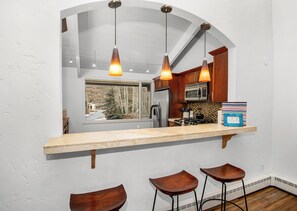 Een microgolfoven, een oven, een kookplaat, een vaatwasser