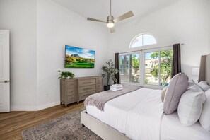 Escritorio, tabla de planchar con plancha, wifi y ropa de cama