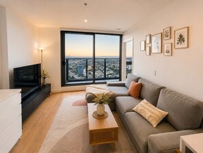 TV - Skyline Stays High-Rise| L34 2BR Bayview Suite (Southbank)