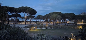 Property grounds - Rent bungalow - sleeps 6 - 100 m from the beach - Large terrace - Lumio (20) (Lumio)