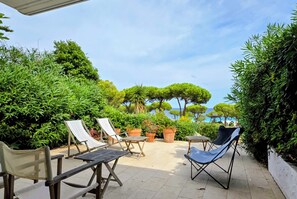 Terrace/patio - Rent bungalow - sleeps 6 - 100 m from the beach - Large terrace - Lumio (20) (Lumio)