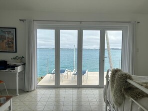 2 bedrooms, iron/ironing board, WiFi, bed sheets - "MasterView" a Waterfront Retreat - 2 Bed/2Bath Home on the Sea with Hot Tub (Sandys)