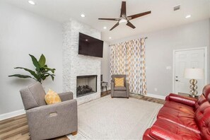 Living area - Lovely, spacious & peaceful 3-bedroom house in New Orleans w AC & outdoor space. (New Orleans)
