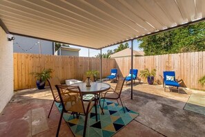 Outdoor dining - Lovely, spacious & peaceful 3-bedroom house in New Orleans w AC & outdoor space. (New Orleans)