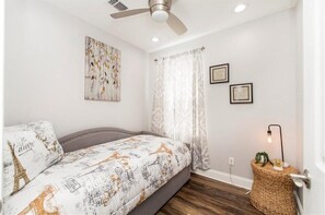 3 habitaciones, tabla de planchar con plancha, internet y ropa de cama 