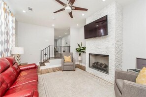 Living area - Lovely, spacious & peaceful 3-bedroom house in New Orleans w AC & outdoor space. (New Orleans)