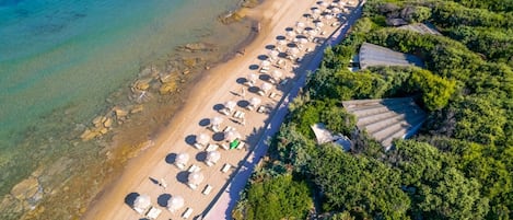 在海灘附近、沙灘巾