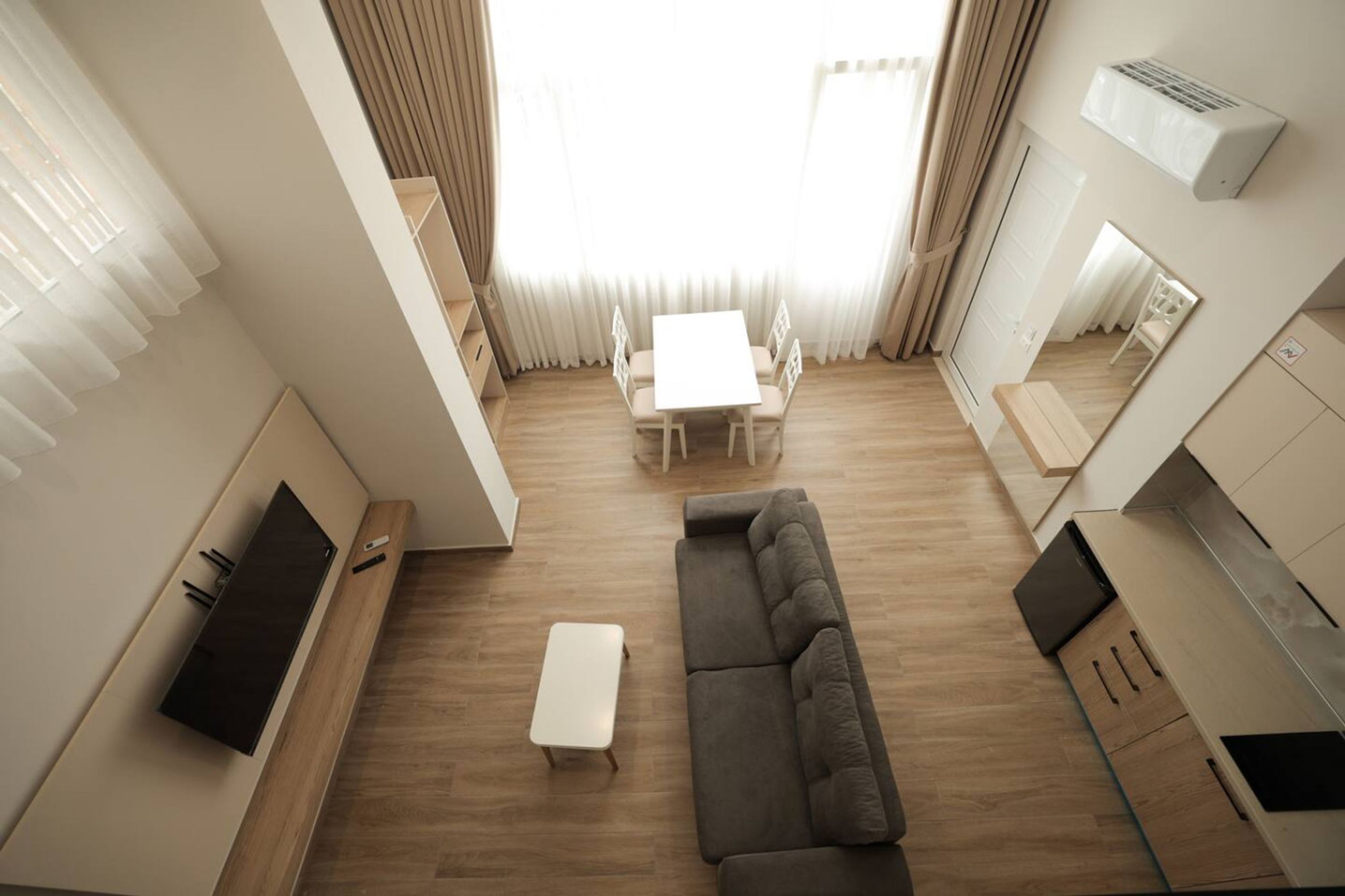 Televisión y oficina 