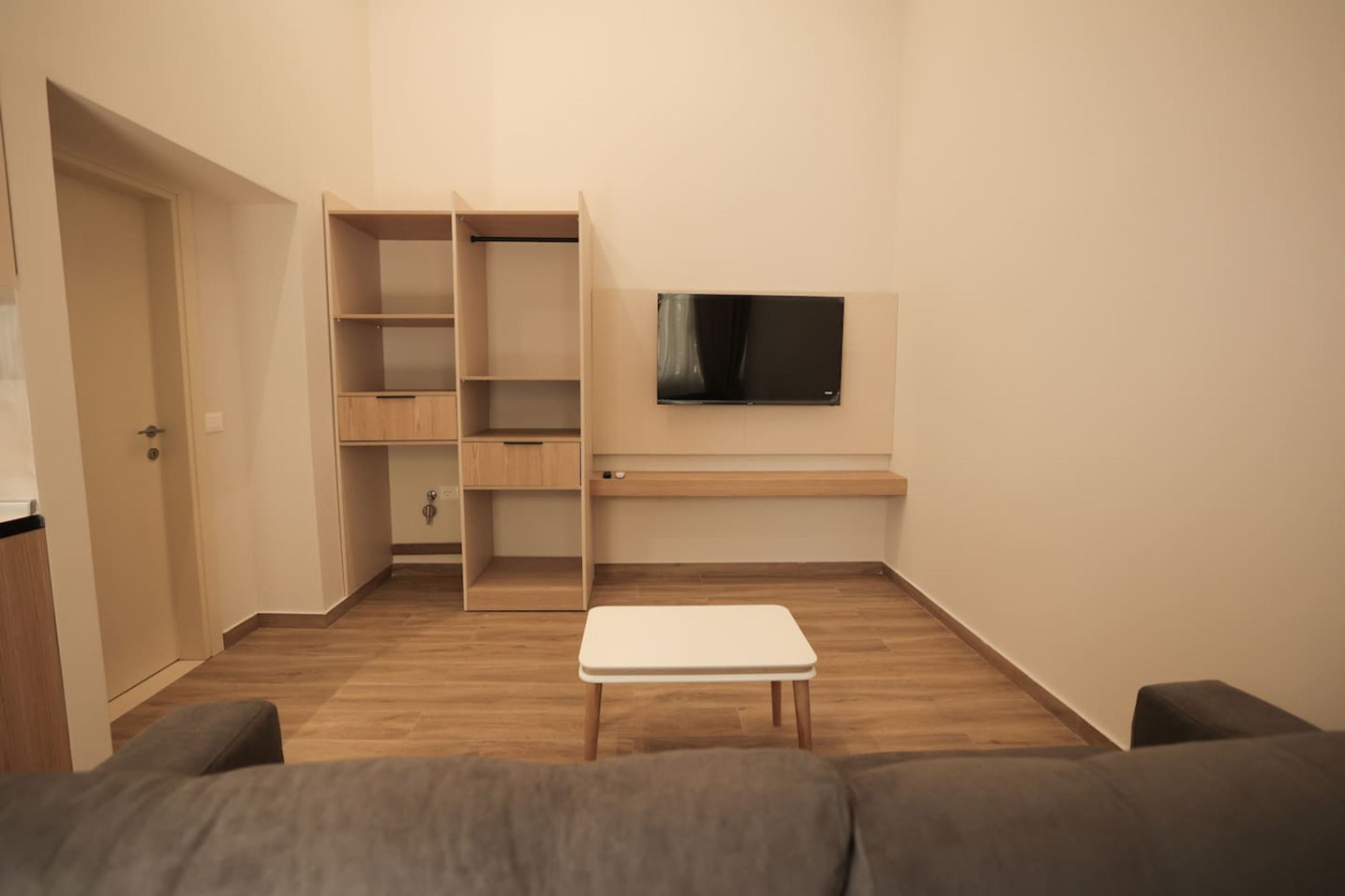 Una televisión, una oficina