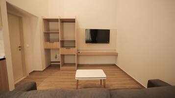 Una televisión, una oficina