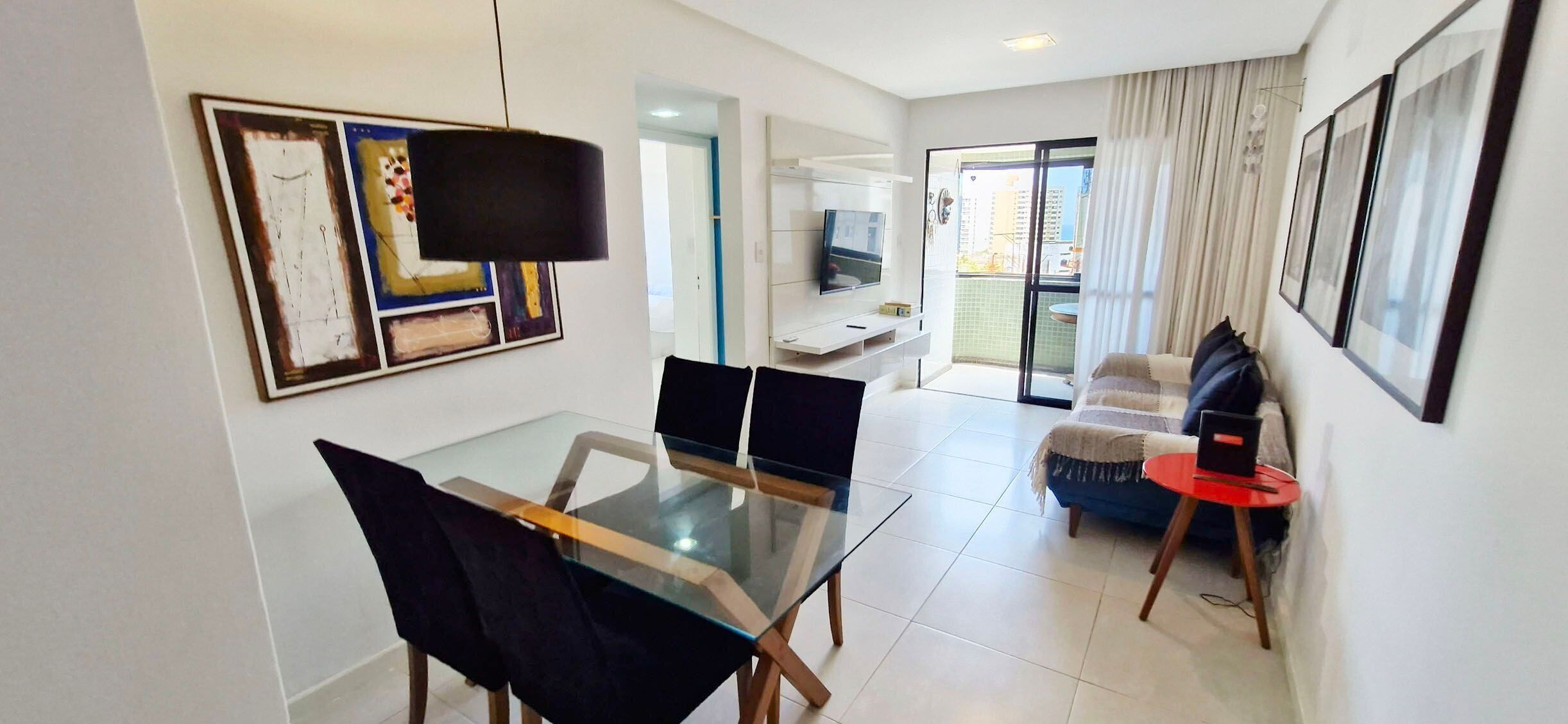 Apartamento básico | Área de estar | Smart TV 32 polegadas com canais digitais, serviços de streaming