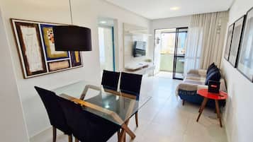 Apartamento básico | Área de estar | Smart TV 32 polegadas com canais digitais, serviços de streaming