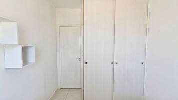 Apartamento básico | Wi-Fi de cortesia, roupa de cama