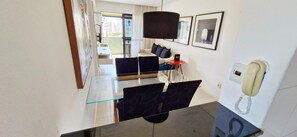 Eenvoudig appartement | Woonruimte | Een 32-inch smart-tv met digitale zenders en streamingdiensten