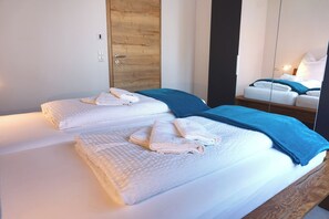 2 habitaciones, tabla de planchar con plancha y cuna de viaje 