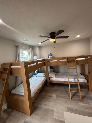 3 bedrooms, iron/ironing board, WiFi, bed sheets - Designed for teams/groups, this home sleeps 10 in separate sturdy wood bunk beds (Humble)