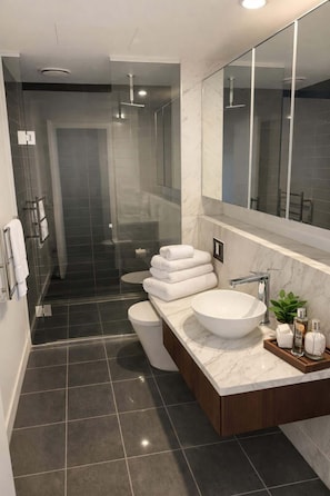 Shower, hair dryer, towels, shampoo - Skyline Sanctuary High-Rise Panoramic 2BR (Southbank)