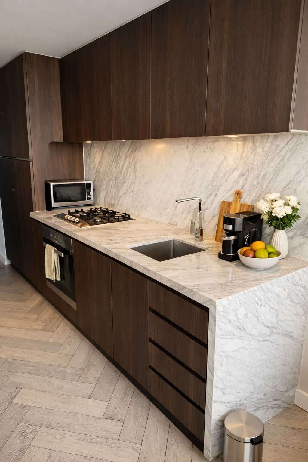 Kjøleskap, mikrobølgeovn, ovn og kokeplater