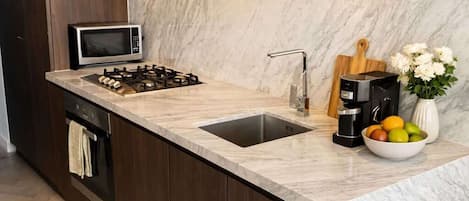 Kjøleskap, mikrobølgeovn, ovn og kokeplater