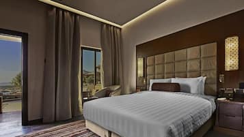 Minibar, caja de seguridad en la habitación y escritorio