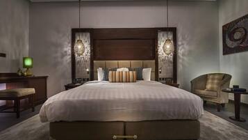 Perhesviitti | Minibaari, tallelokero huoneessa, työpöytä, pimennysverhot