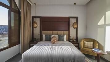 Perhesviitti | Minibaari, tallelokero huoneessa, työpöytä, pimennysverhot