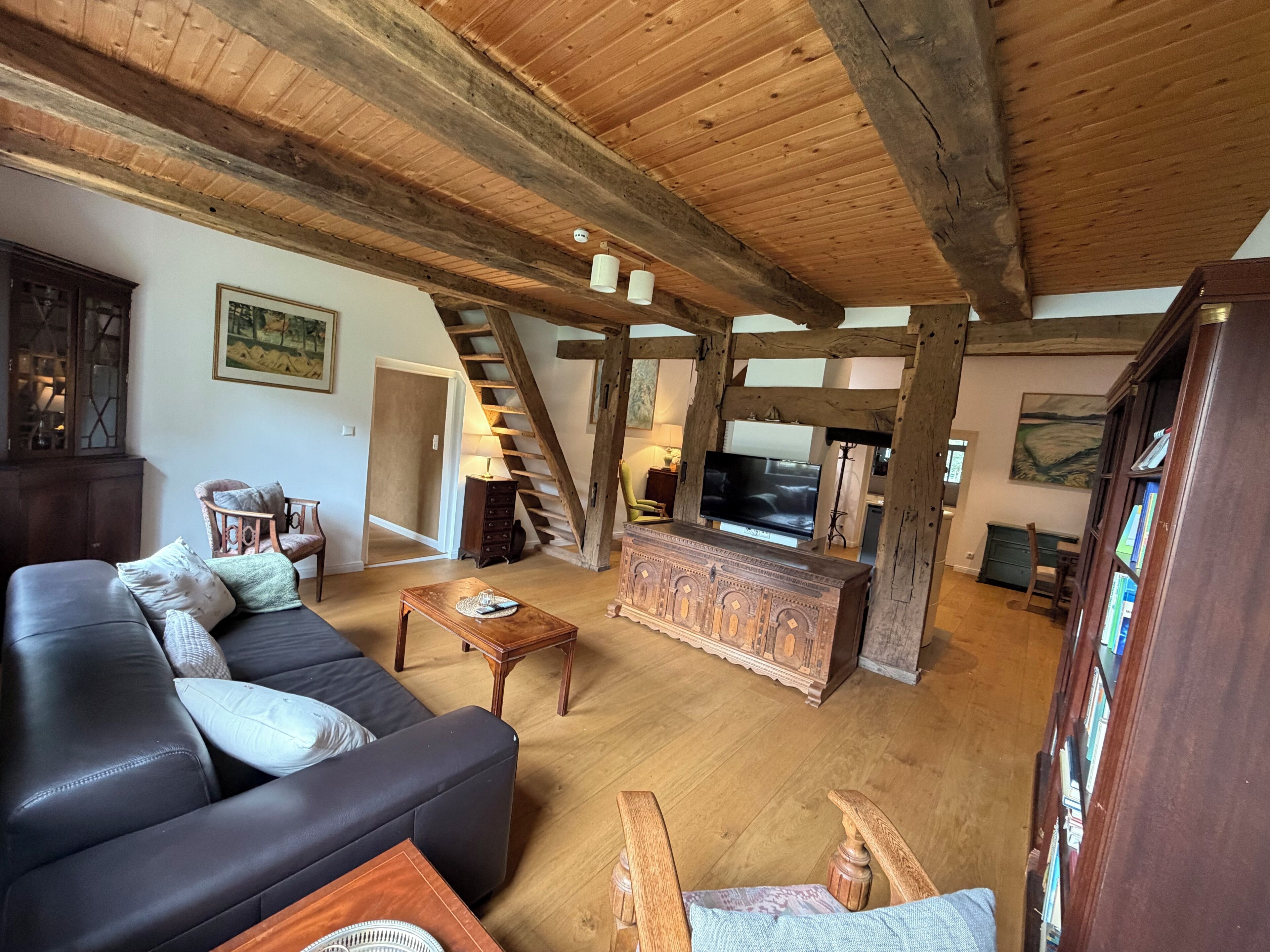 Fernseher, Kamin, Tischfußball, Tischtennisplatte