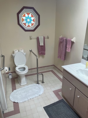 Shower, hair dryer, bidet, towels - Enjoy the Daytona 500 or Bike Week w/ friends at this Port Orange 5 bed home. (Port Orange)