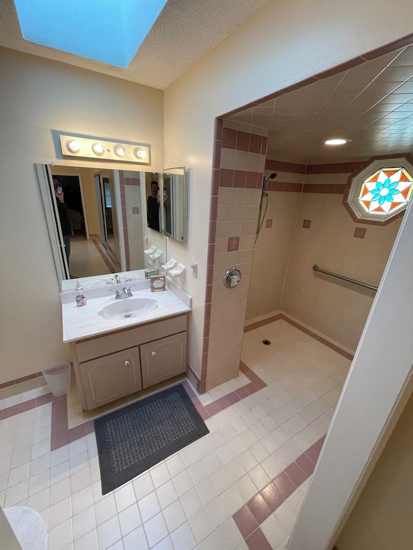 Shower, hair dryer, bidet, towels - Enjoy the Daytona 500 or Bike Week w/ friends at this Port Orange 5 bed home. (Port Orange)